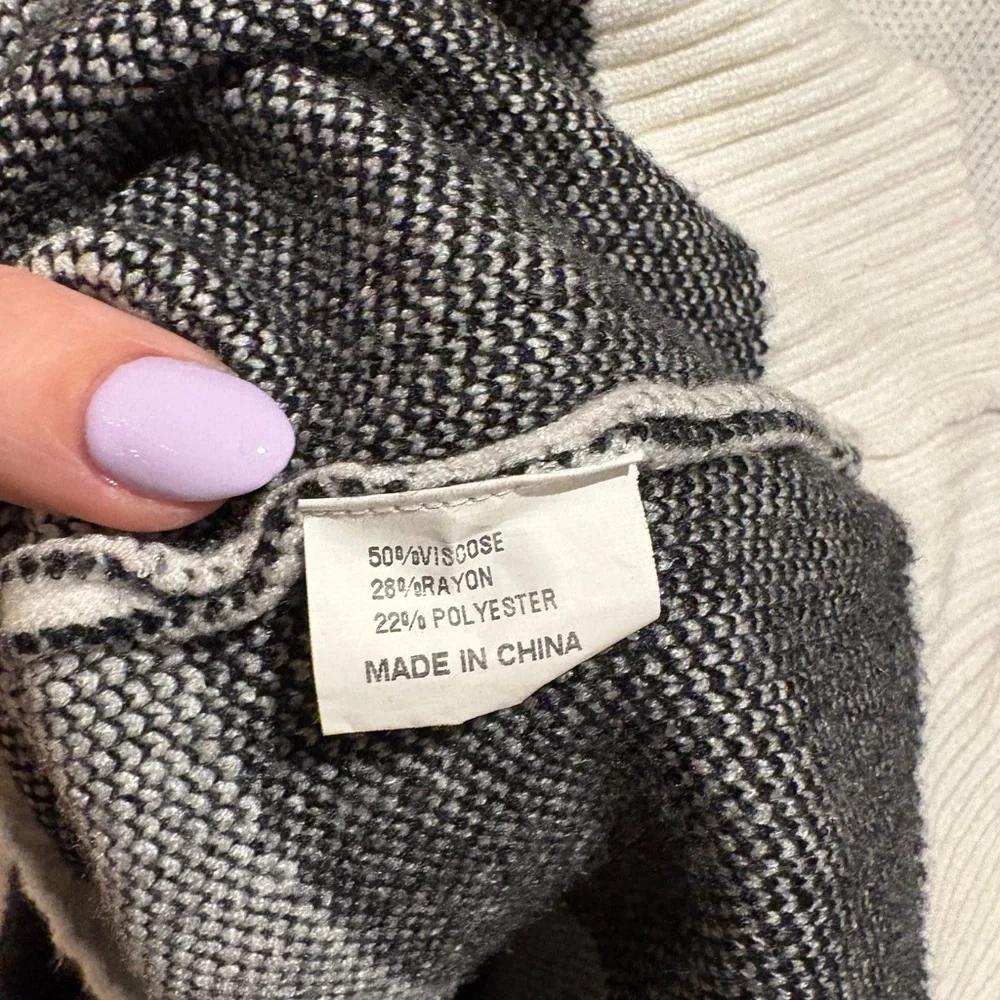 Zesica Black White Checkered Sweater - Picture 9 of 9